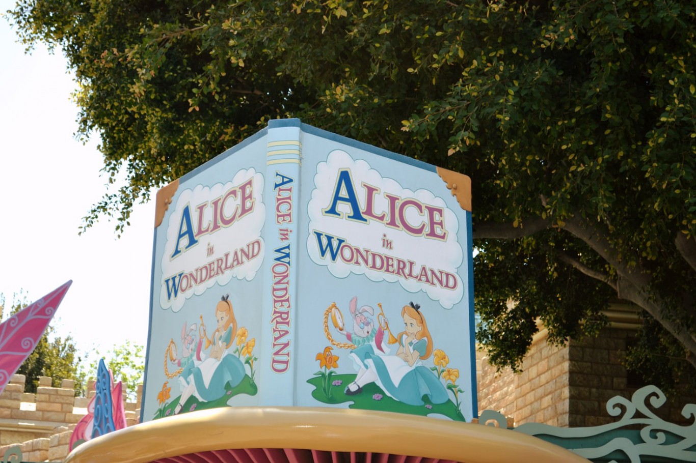 Cuốn sách Alice in wonderland sẽ là người bạn đồng hành đắc lực giúp bạn  tự học tiếng Anh hiệu quả hơn.